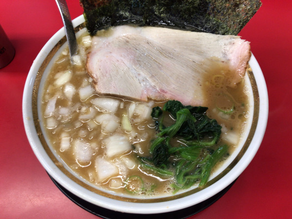 「朝ラーメン(ふつうめ)+SNSサービス玉ねぎ 650円」@王道家直伝 との丸家 八潮店の写真