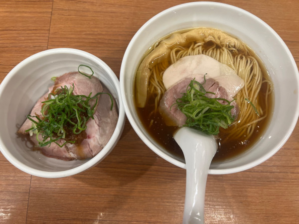 「醤油らぁ麺880円+レアチャーシュ丼320+替玉半玉100円」@らぁ麺 時は麺なりの写真