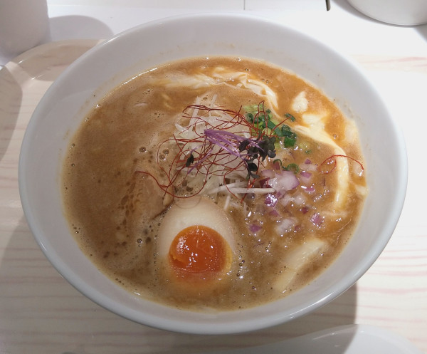 「海老の濃厚魚介ラーメン」@麺匠 虎白 新宿アイランドタワー店の写真
