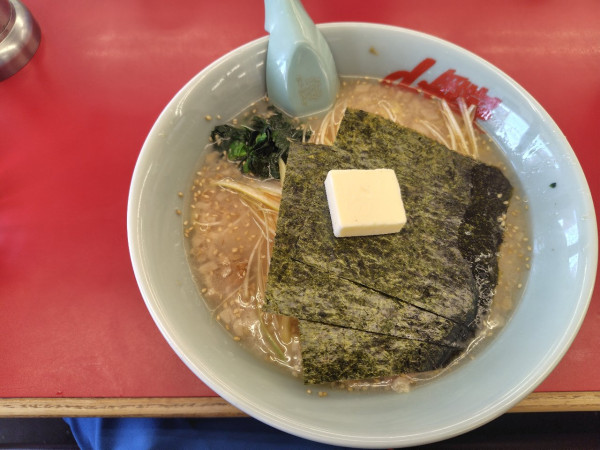 「ネギ塩ラーメン(背脂＋バター)」@ラーメン山岡家 春日部店の写真