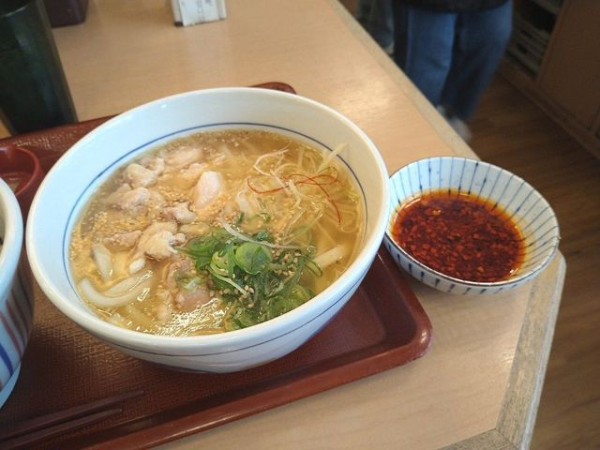 「たっぷり白髪ねぎ鶏塩うどん・食べるラー油トッピング」@なか卯 京都八条口店の写真