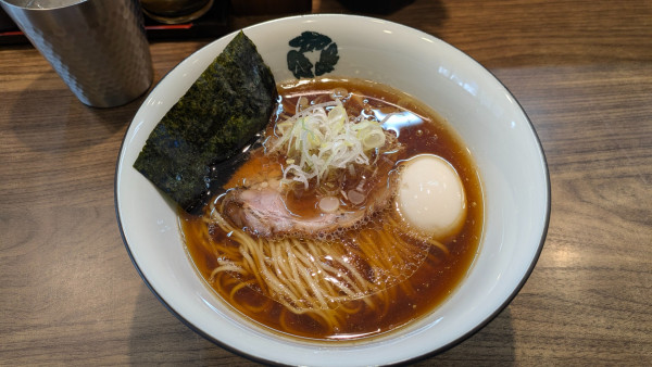 「醤油らぁめん＋味玉＋にぼしの和え玉」@らぁめんかじの葉の写真