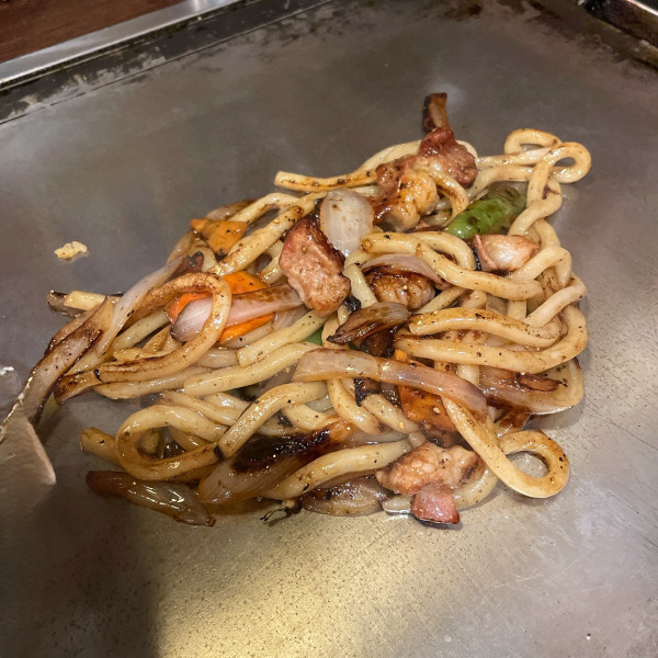 「牛ホルモンのうどん焼き」@てこいち 兵庫本店の写真