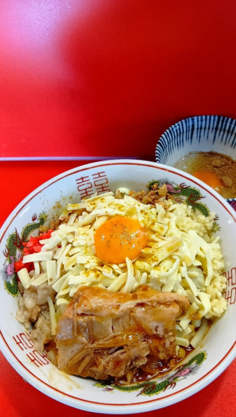 「チーズカレーまぜそば+麺300g+チーズ+生卵」@まぜそばマゼロー 船橋店の写真