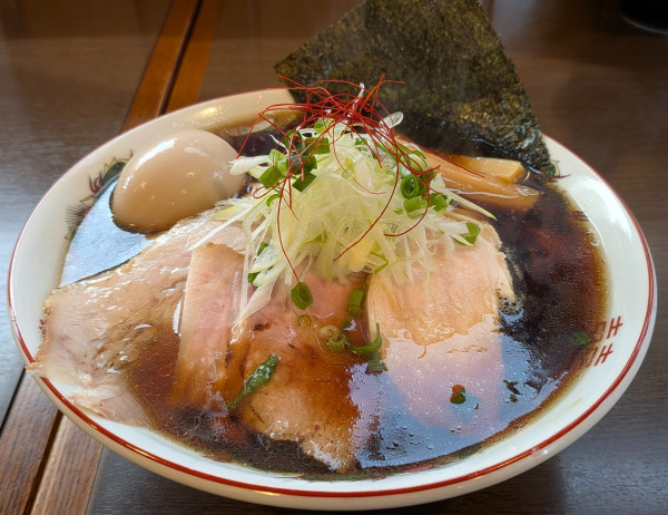「烏賊煮干ラーメン＆味玉　醤油」@つけ麺 弥七の写真