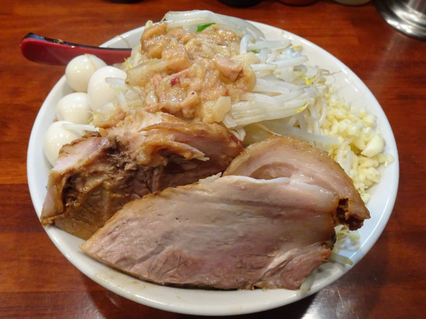「ラーメン（1,000円）＋うずら　ニンニクヤサイアブラ」@自家製麺まる太の写真