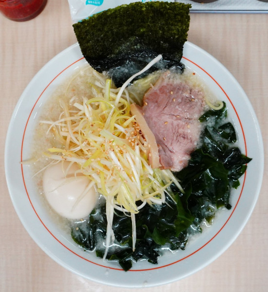 「塩ネギラーメン＋味たまご＋ワカメ」@ニューラーメンショップ 越谷の写真