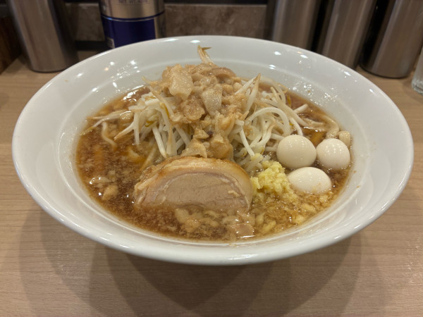 「ラーメン醤油　うずら・生姜　ヤサイ・アブラ」@麺屋 味方 蒲田店の写真