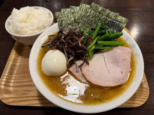 「特製OKAちゃん豚骨醤油ラーメン1600円+ライス大300円」@Yo-shoku OKADAの写真