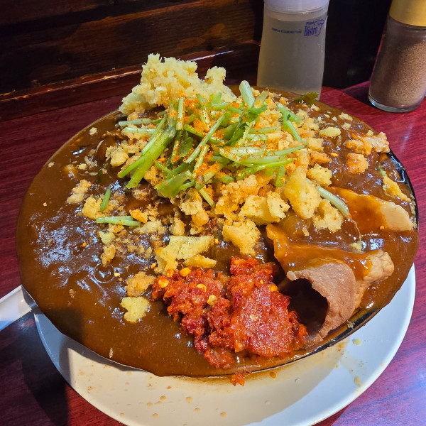 「カレー肉めん 天かす辛味ショウガ三つ葉」@肉めん 肉めし すず気の写真