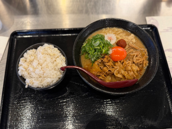 「旨辛肉玉そば 1250円＋ライス150円」@元祖 肉玉そば越智 池袋店の写真