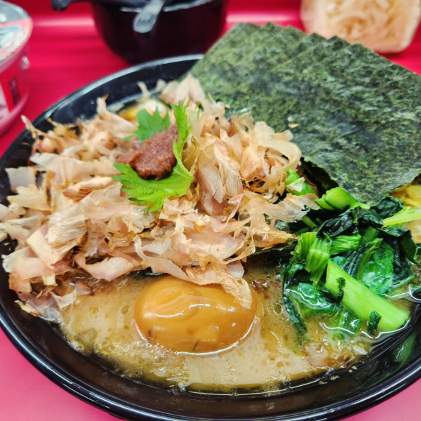 「ラーメン中盛 まるよし 和風トッピング」@杉田家 千葉祐光店の写真