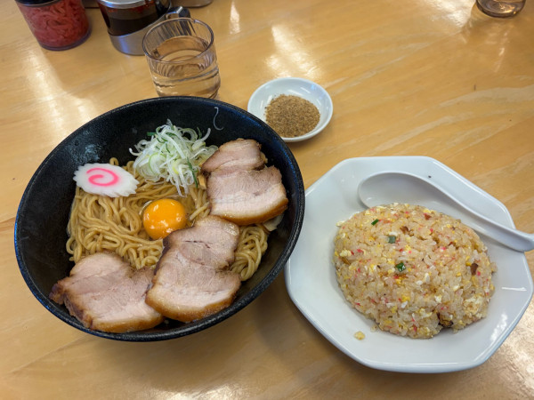 「一平ソバ中（780）チャーシュー2枚（200）生玉子（90）削り」@油ソバ専門店 一平ソバの写真