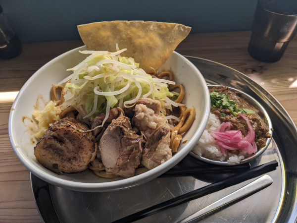 「スパイスまぜそば（ニンニクヤサイ極太）+炙り脂豚+ミニカレー」@Hasuna SPICE RAMEN & Indian CURRYの写真