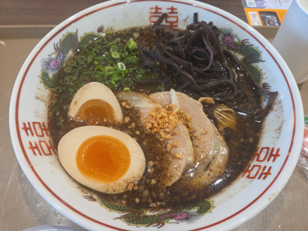 「黒マー油ラーメン＋煮玉子」@博多だるま JAPAN MARK IS みなとみらい店の写真