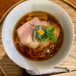 芳醇醤油らぁ麺(1200円)+平打ち手揉みちぢれ麺変更(100円