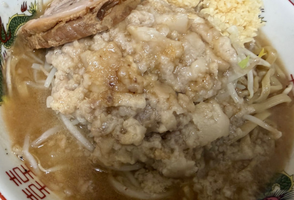 「ラーメン(ニンニクアブラマシマシ)」@デカ盛り戦隊 豚レンジャーの写真