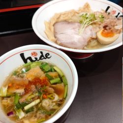 丸鶏出汁とワンタン入り釜揚げつけそば