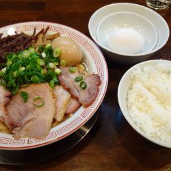 特製皿豚骨（1550円）＋生卵（100円）＋白米（150円）