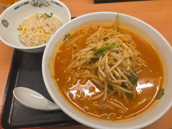 「秘伝の辛味噌ラーメン＋半チャーハン」@熱烈中華食堂 日高屋 東武練馬店の写真