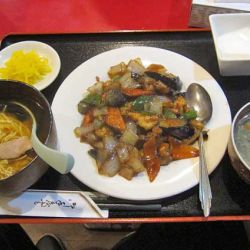 ナスと鶏肉炒め（醤油味）の定食　900円＋半ラーメン200円