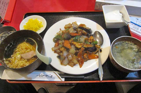 「ナスと鶏肉炒め（醤油味）の定食　900円＋半ラーメン200円」@花彫酒家の写真