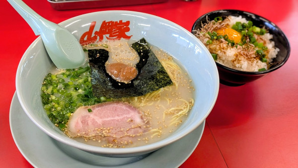 「朝ラーメン+玉子かけご飯（570円+350円）」@ラーメン山岡家 長野南長池店の写真