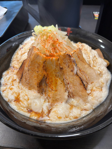 「炙り鶏豚　S特盛」@油そば春日亭 つくばEX研究学園店の写真