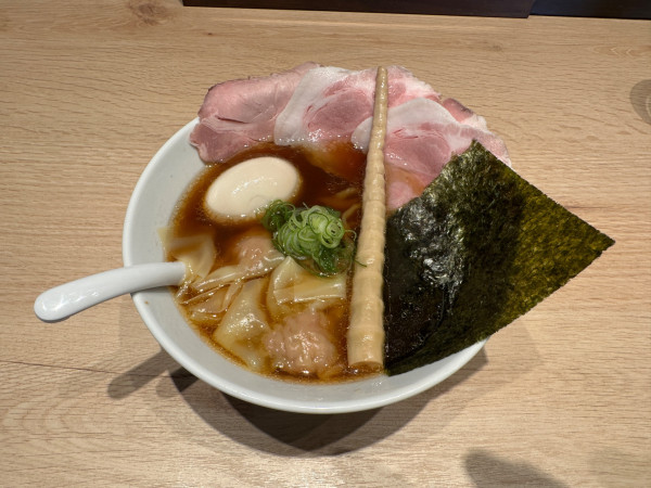 「醤油ラーメン全部のせ（並盛・手もみ麺150g）1,600円」@地鶏ラーメン とりじ 高崎店の写真