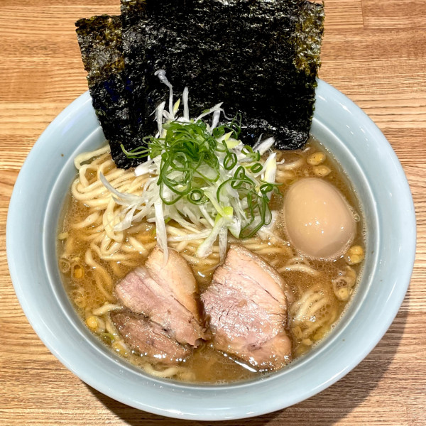 「豚骨醤油 大＋味玉 ＋替え玉」@豚骨醤油 三輪の写真