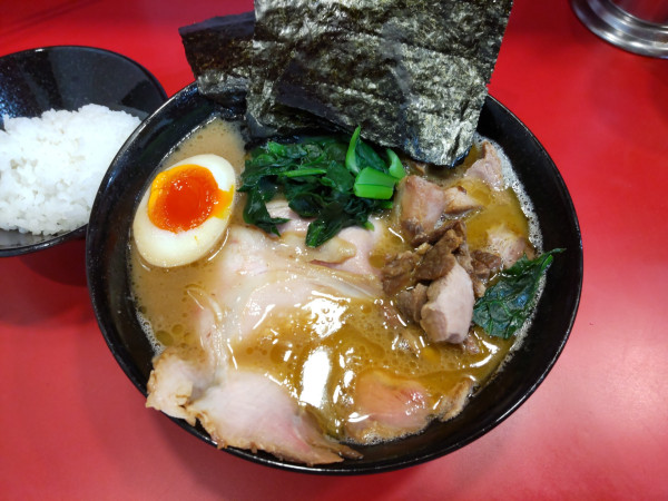 「特製ラーメン＋コマチャー､小ライス」@らーめん 谷瀬家 新橋店の写真