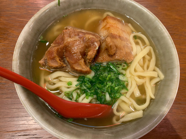 「ラフティそば」@沖縄料理 やんばる 新宿総本店の写真