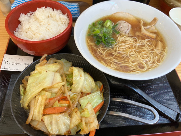 「醤油ラーメン（500円）＋半野菜セット（250円）」@秋葉原ラーメンセンターの写真