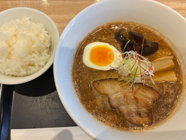 「とらのこらーめん 一ノ寅（こってり）＋ライス：1000＋10」@らーめん寅乃虎の写真