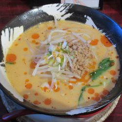 ピリ辛担々麺（858円）