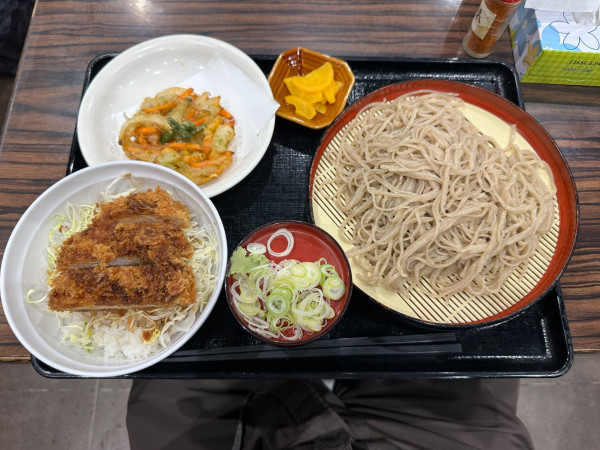 「ソースかつ丼セット（ソースかつ丼＋冷たいそば）950円」@そば三昧 高崎店の写真