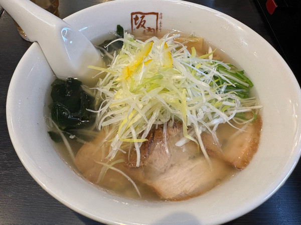 「「限定」あごだし塩ラーメン（太麺）」@喜多方ラーメン 坂内 千歳烏山店の写真