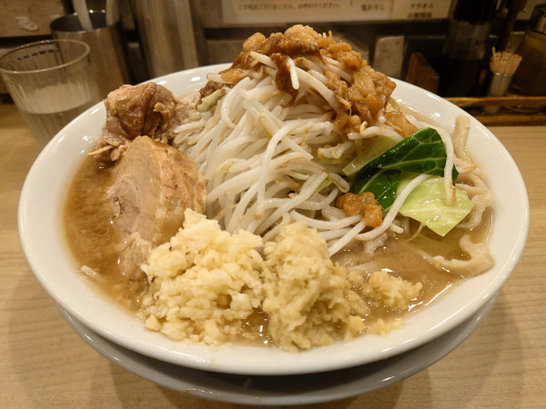 「醤油ラーメン麺増し700ｇ  生姜  ニンニク  アブラ」@麺屋 味方 蒲田店の写真