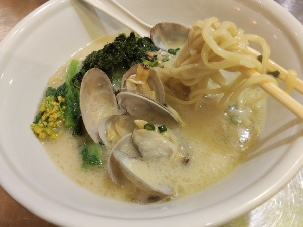 「限定 鶏白湯あさりラーメン(1,000)」@立ち呑みとラーメン れんげの写真