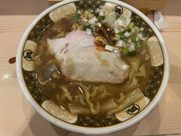 「すごい煮干しラーメン」@鮨とラーメン うおがしや 鶴屋町店の写真
